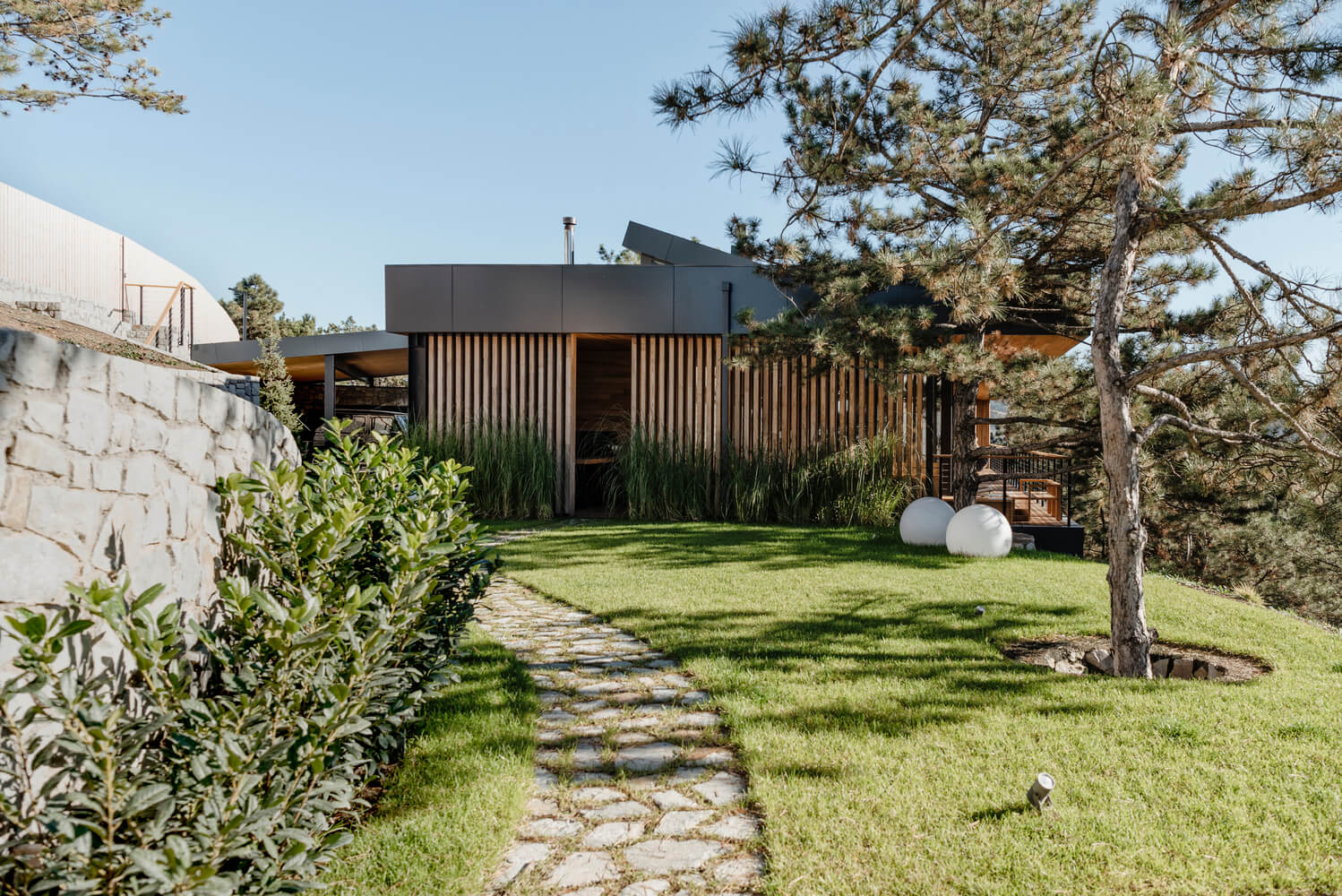 Hillside House - TWO+